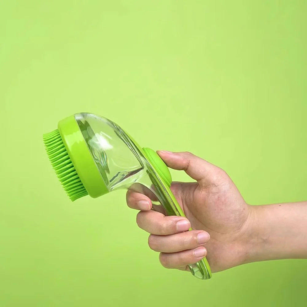 Eine Hand hält einen grünen Bade-Scrub-Pinsel zum Pflegen von Hunden und Katzen vor einem hellgrünen Hintergrund.