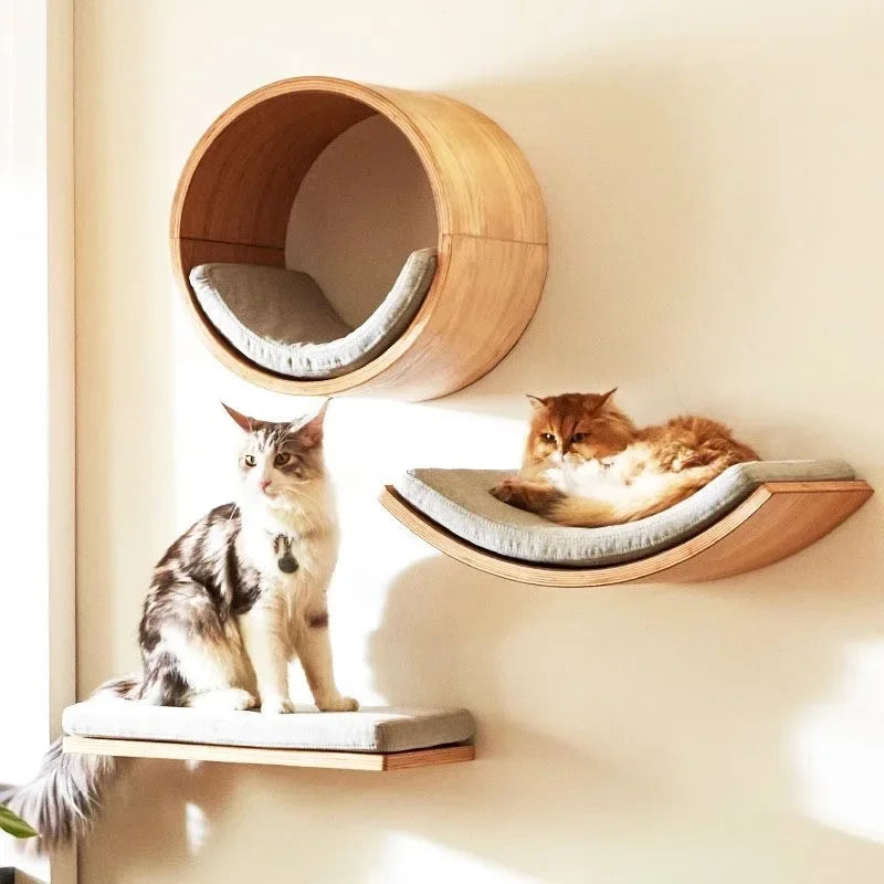 Árbol de gato de madera de varias capas y rascador montado en la pared con un cuenco y plataformas naturales.