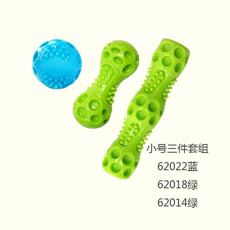 Un juego de tres juguetes para perros verdes que hacen ruido y rebotan, incluyendo una pelota azul.