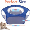 Cage de jeu portable bleue pour animaux avec enclos en maille et un chaton devant.