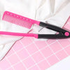 Peigne lisseur en forme de V rose et noir sur une surface à grille rose avec du tissu blanc.