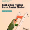 Ein Papagei klettert an einer hölzernen, mehrstufigen Vogel-Kletterleiter zum Frosting von Füßen und Krallen.