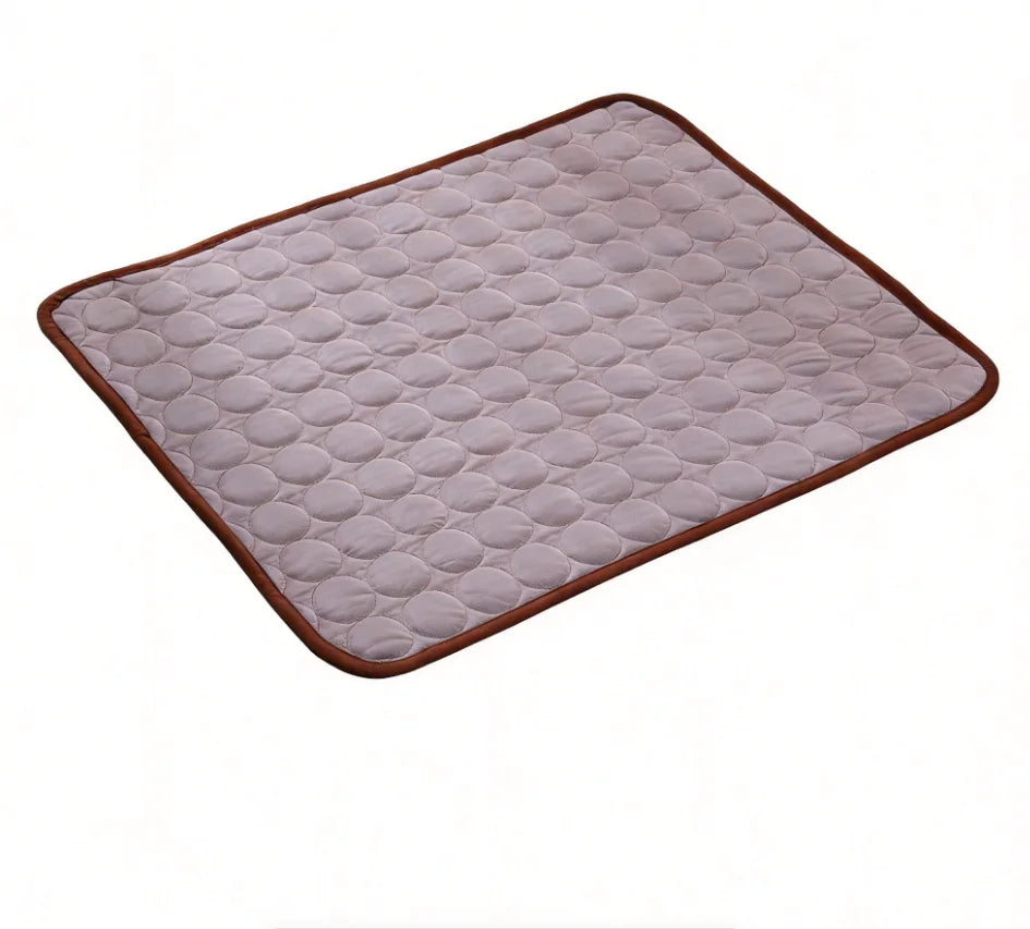 Alfombrilla de hielo acolchada de seda ligera morada para mascotas.