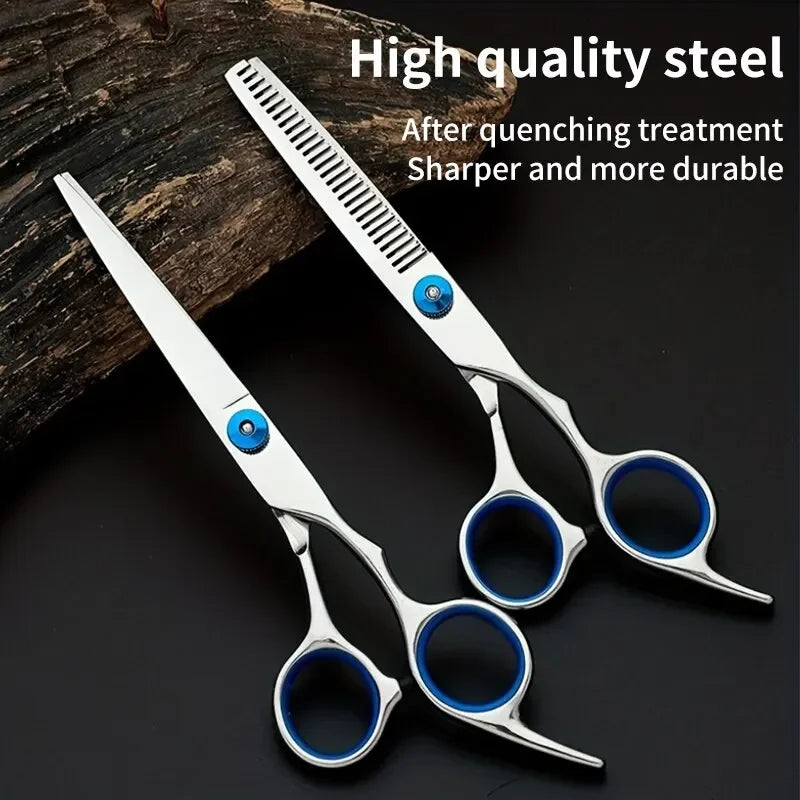 Par de tijeras de peluquería de acero inoxidable de alta calidad con detalles azules, mostradas sobre un fondo oscuro.