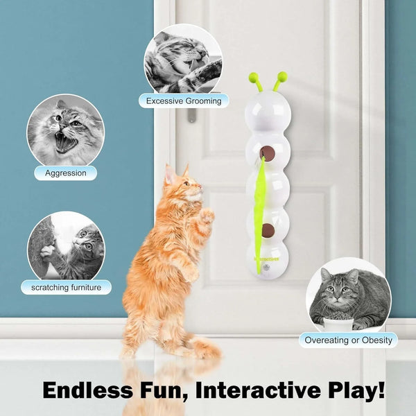 Weißer interaktiver Katzenspielzeug mit grünen Elementen hängt an einer Tür, was endlosen Spaß und interaktives Spielen sugge