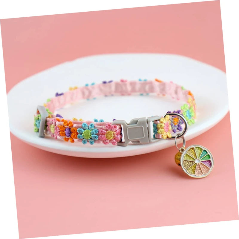 Buntes Halsband mit Sicherheitsglocke für Hunde und Kätzchen, mit bunten Perlen und silbernem Verschluss.