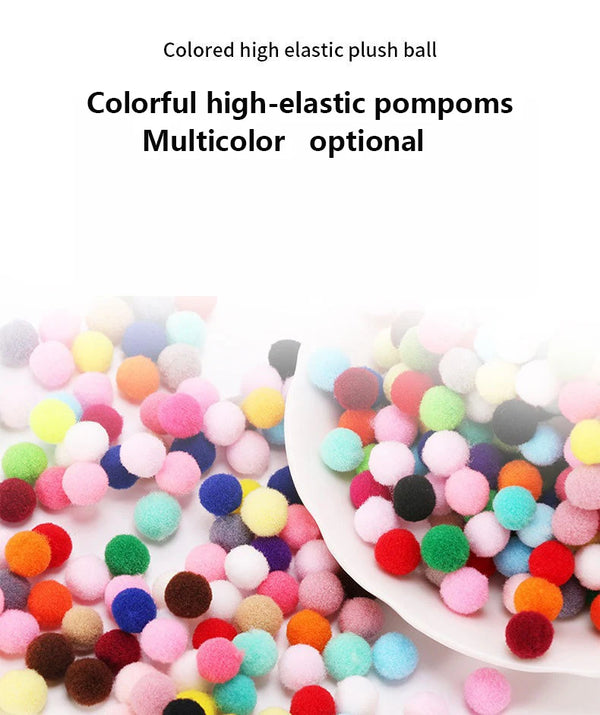 Verschiedene bunte, hochelastische Plüschbälle und Pompons sind auf einer weißen Fläche verstreut.