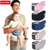 Ein Mann hält ein Baby in einem Insular-verstellbaren Babytragetuch (Hip Seat Sling).