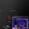 Un calentador de acuario USB ajustable con pantalla digital junto a un acuario.