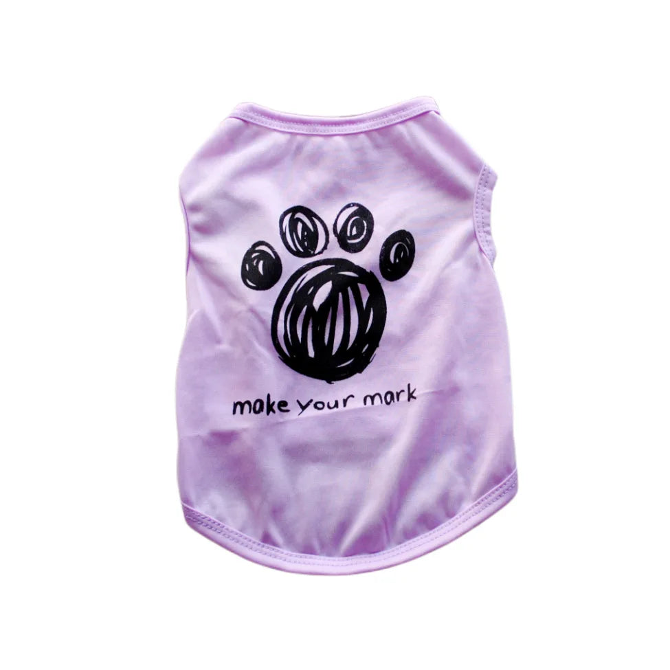 Chaleco de disfraz de verano morado claro para perros y gatos pequeños con estampado de huella negra.