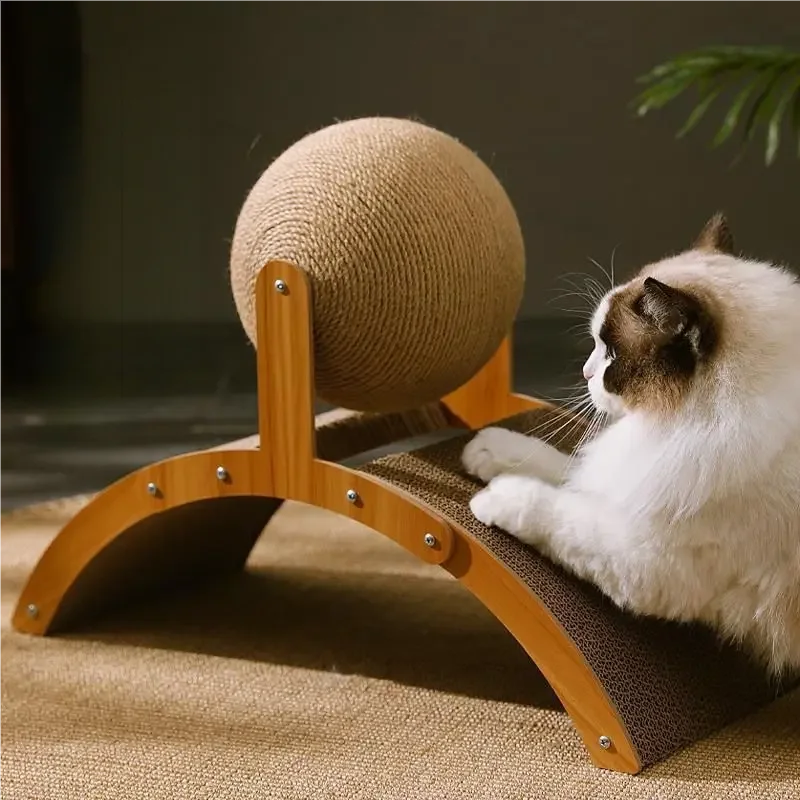Eine weiße Katze ruht auf einem hölzernen Kratzbalken mit einer Sisalball.