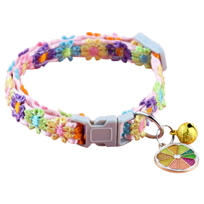 Buntes Tierhalter mit Sicherheitsglocke für Hunde und Kätzchen, aus gemischtem floralem Garn.