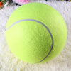 Une balle de tennis verte citron brillante en caoutchouc posée sur une surface blanche et duveteuse.