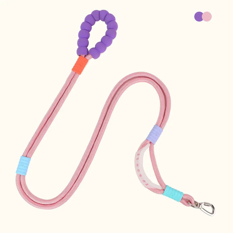 Correa de perro ajustable sin correa rosa con detalles en morado y naranja.