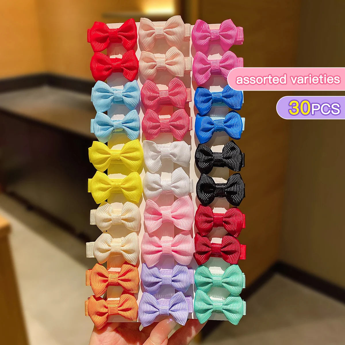 Verschiedene bunte Stoffhaarklammern in verschiedenen Pink-, Blau-, Gelb- und Violetttönen.