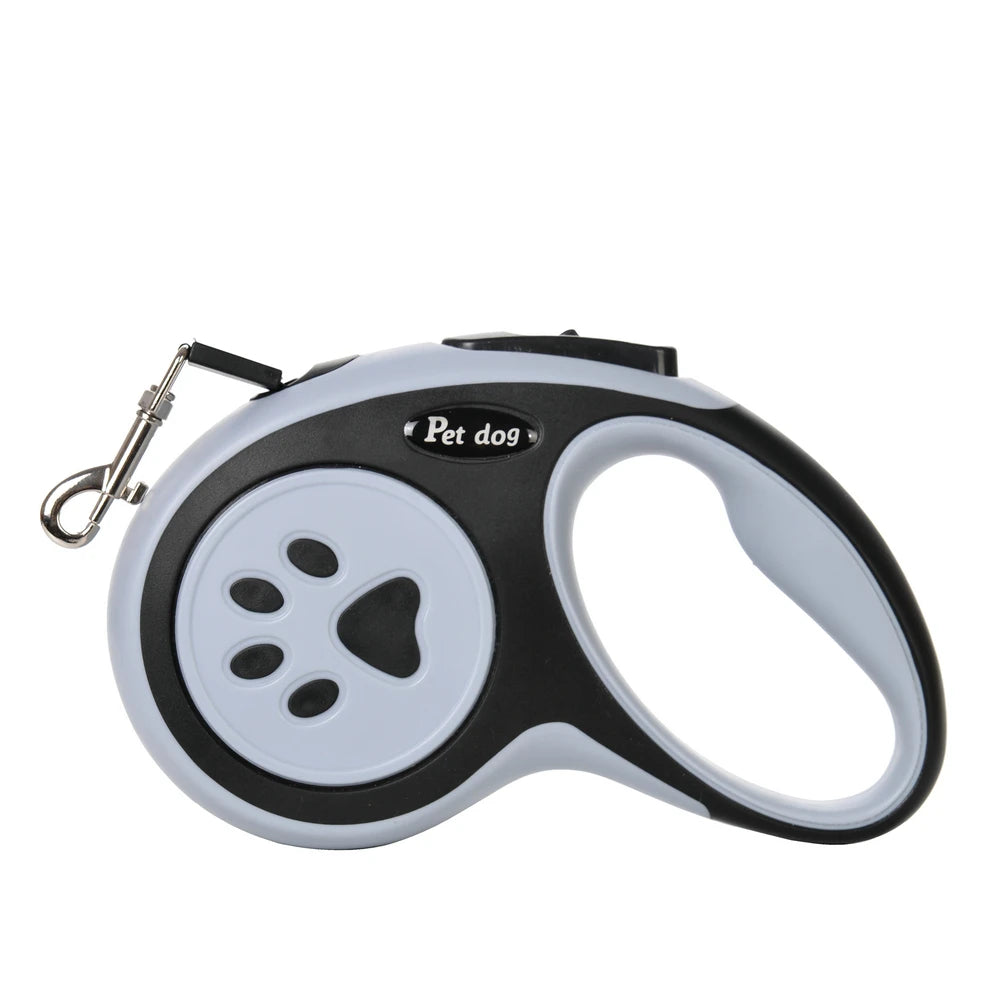 Laisse de chien rétractable nylon blanc et noir avec une pince argentée sur fond blanc.