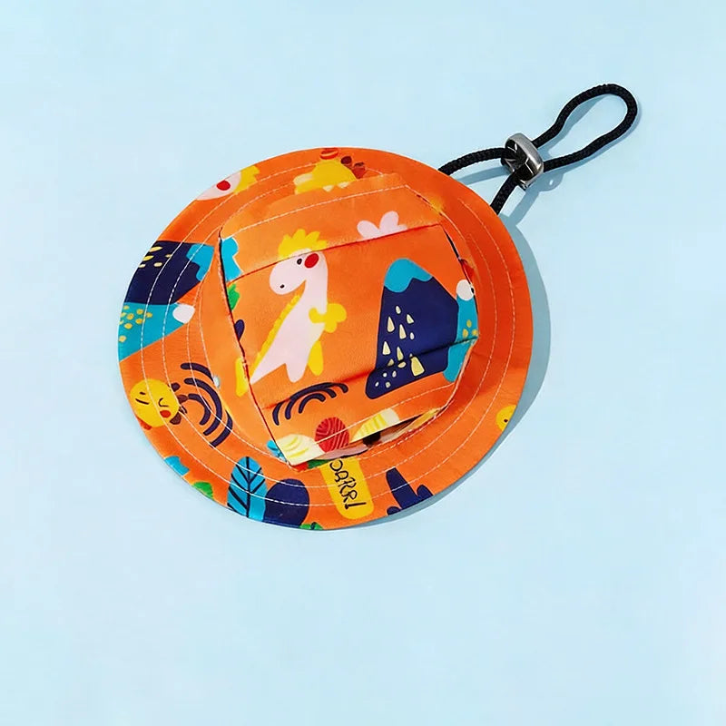 Orangees Tier-Eimerhut mit bunten Tiermustern und schwarzem Riemen.