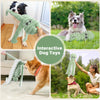 Divers jouets interactifs pour chiens, dont un jouet de pieuvre, un jouet en peluche verte et un jouet blanc, joués par des c