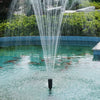 Une pompe de circulation d'eau projette un mince jet d'eau dans un bassin de jardin ou de piscine.