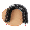 Runde, beige Silikonbürste mit schwarzen Borsten für interaktives Katzenpflege-Grooming und Massage.