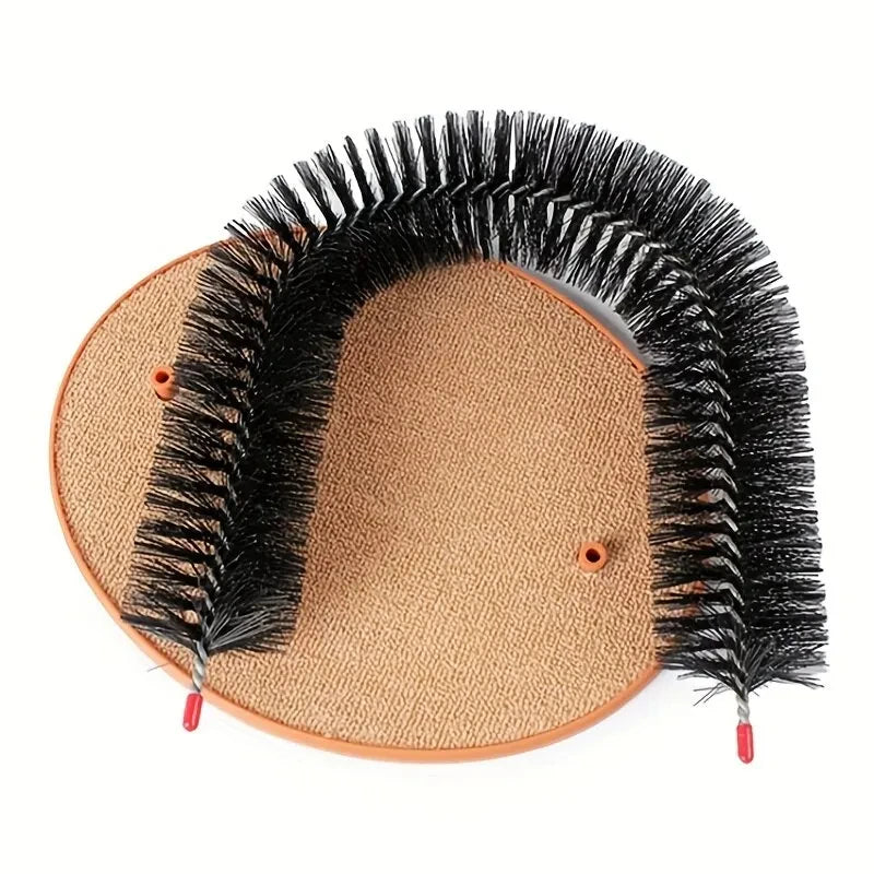 Runde, beige Silikonbürste mit schwarzen Borsten für interaktives Katzenpflege-Grooming und Massage.