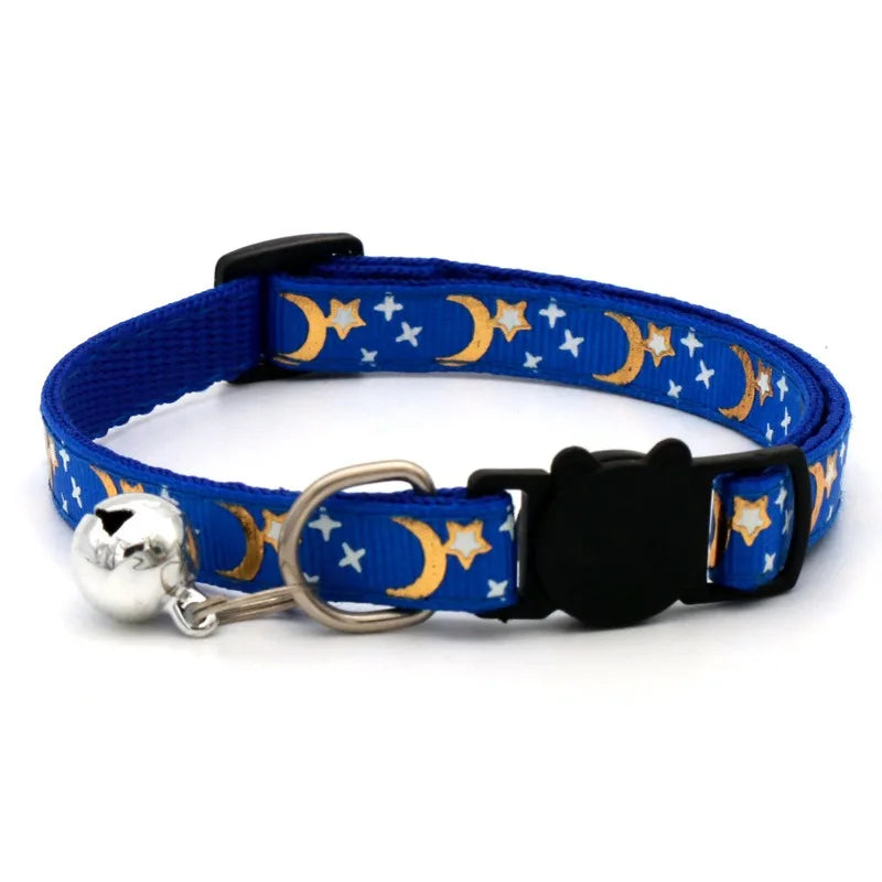 Blasser Halsband mit gelben Halbmondsternen und einer silbernen Sicherheitsglocke