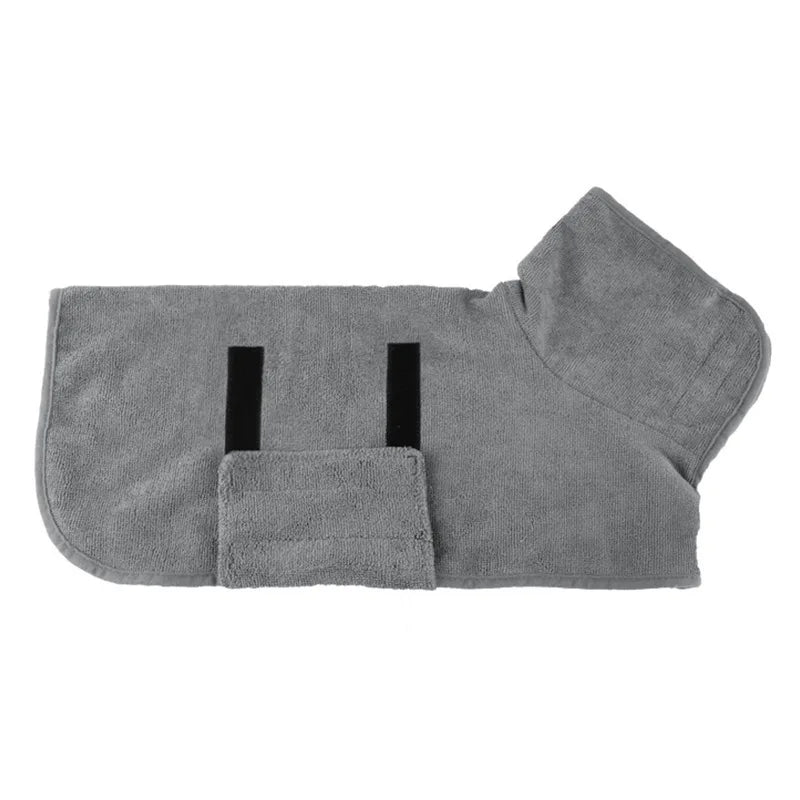 Peignoir de chien absorbant gris avec bretelles noires et une poche.