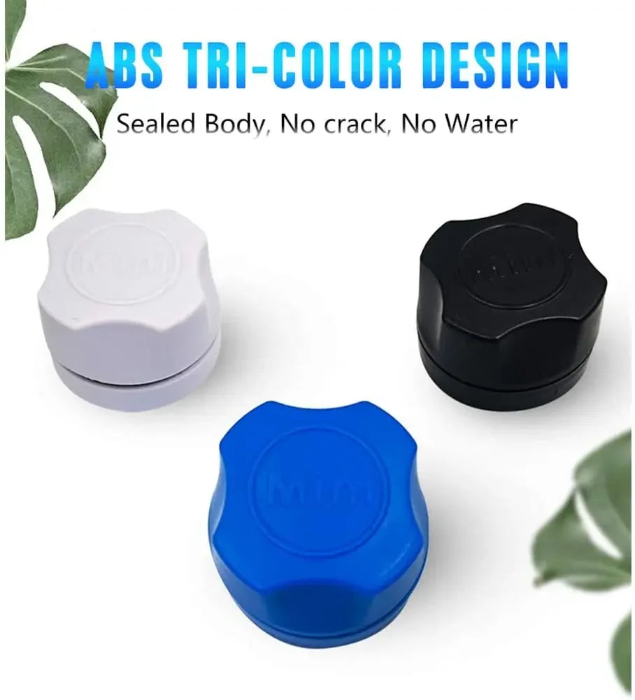 Trois outils de nettoyage en silicone blancs, noirs et bleus pour l'entretien des aquariums