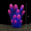 Un amas de plantes aquatiques artificielles roses et bleues poussant dans un substrat.