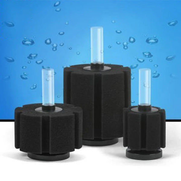 Composants de filtre éponge biologique noire avec des tubes clairs flottant dans l'eau bleue.