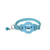 Collar impermeable ajustable azul claro para mascotas con diseño de huella y clip plateado.