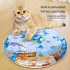 Un chat orange duveteux est assis sur un tapis silicone bleu avec des poissons et de la vie marine simulés pour jouer.