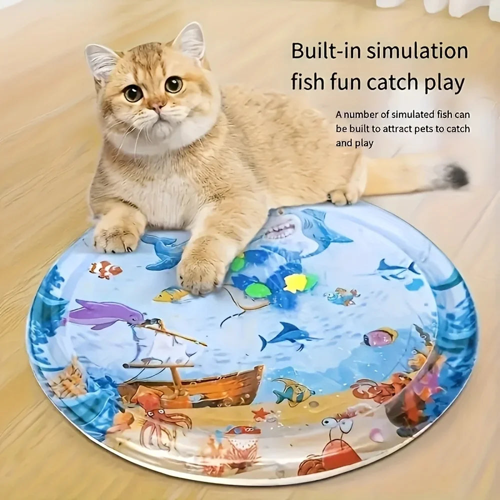 Un chat orange duveteux est assis sur un tapis silicone bleu avec des poissons et de la vie marine simulés pour jouer.