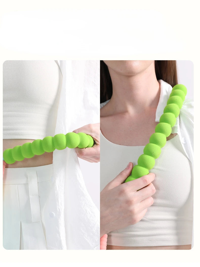 Una mano sosteniendo una correa flexible y segmentada de color verde lima brillante para un perro.