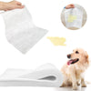 Pile de lingettes ultra-absorbantes pour urine d'animaux, avec une lingette et une main montrant le produit.