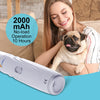Un limageur de griffes pour chien rechargeable USB de couleur violet clair, à côté d'une femme souriante et d'un pug.
