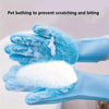 Eine Hand trägt blaue Silikon-Groominghandschuhe für Haustiere mit weißer Schaum, die zum Baden dient, um Kratzen zu verhinde