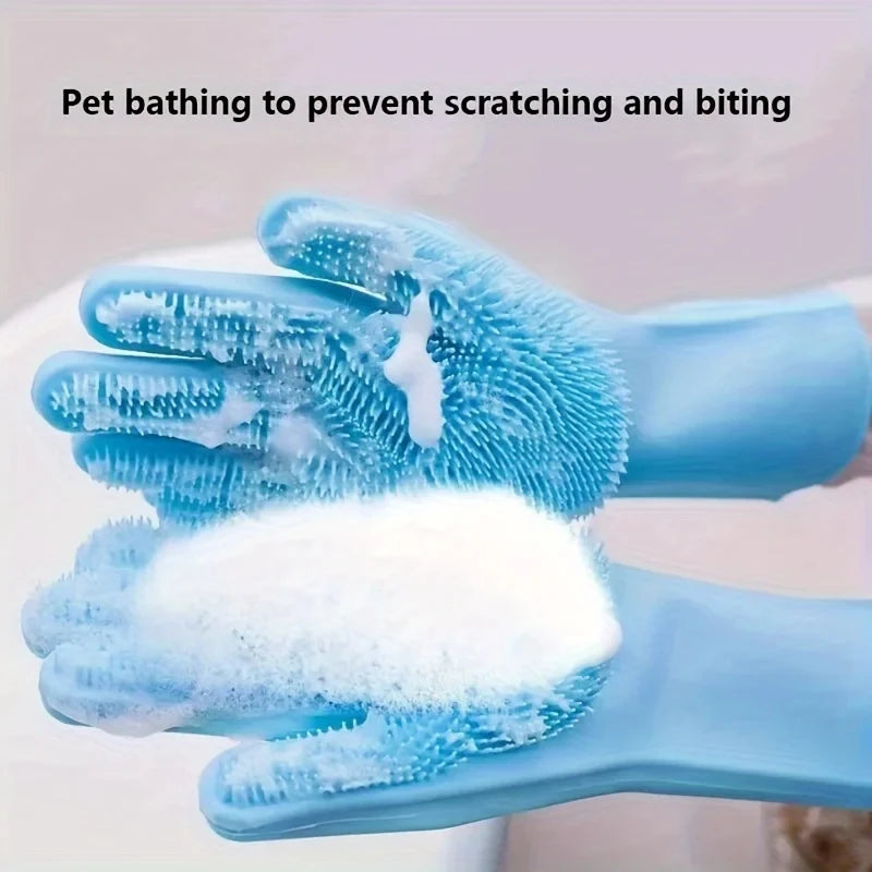 Eine Hand trägt blaue Silikon-Groominghandschuhe für Haustiere mit weißer Schaum, die zum Baden dient, um Kratzen zu verhinde