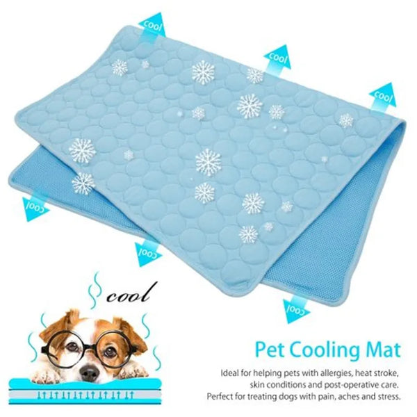 Alfombrilla de enfriamiento azul claro plegada, diseñada para mascotas con alergias o problemas de piel.