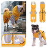 Un impermeable para perro de doble capa amarillo dorado con arnés y pie elástico espiral, mostrado en un perro bajo la lluvia