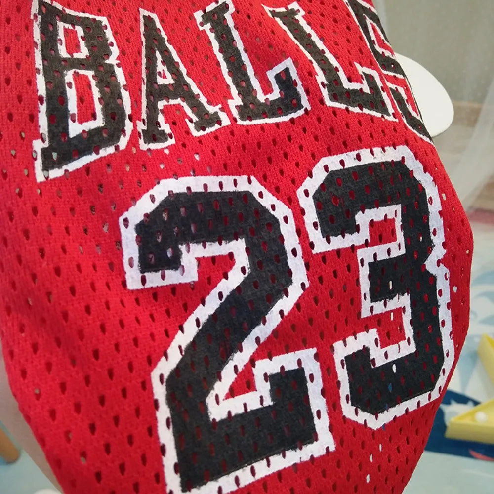 بدلة كرة سلة للكلب من شبكة حمراء قابلة للتنفس مع كتابات باللونين الأسود والأبيض تقول BALLS 23.