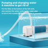 Une pompe submersible blanche est montrée à l'intérieur d'un réservoir transparent, avec un tube flexible connecté à une sort