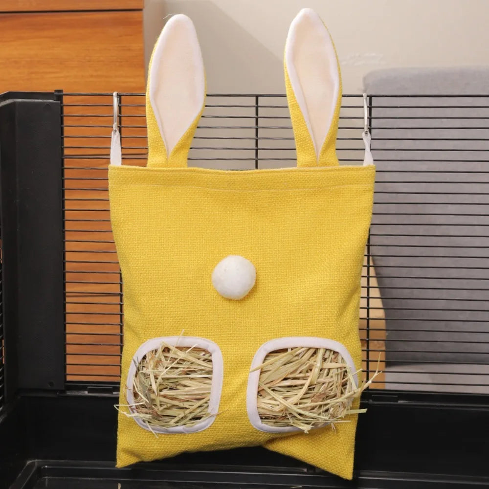 Un sac de foin jaune avec des éléments blancs est exposé dans un contenant sombre.