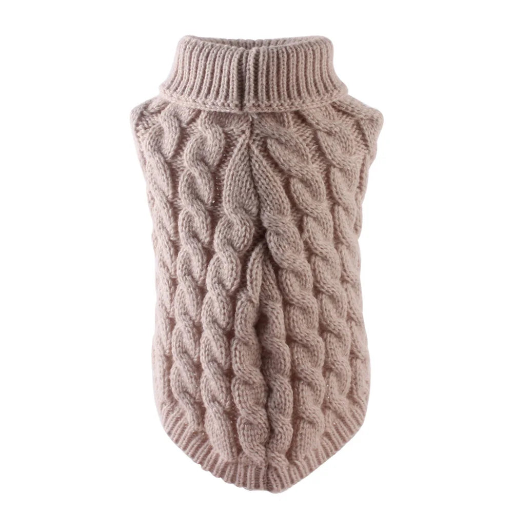 Un pull tricoté pour un petit chien dans une couleur beige clair ou taupe.