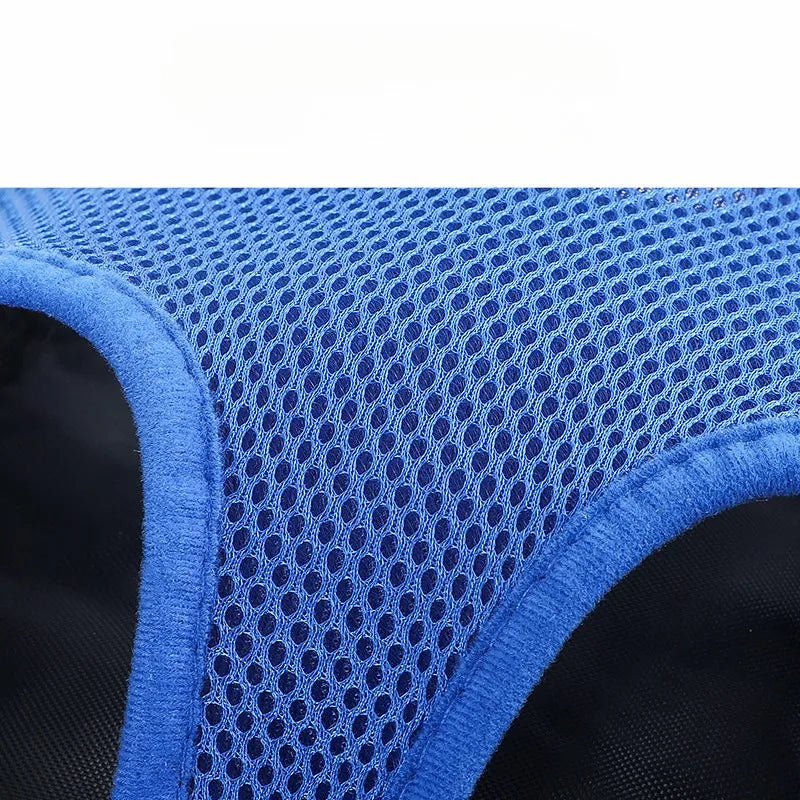 Gros plan d'un sac à dos de transport respirant bleu en maille pour chiens et chats