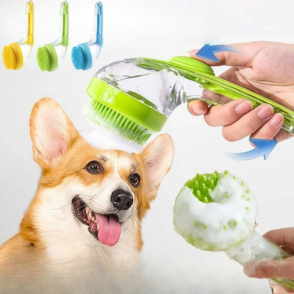 Un perro mira una mano que sostiene un cepillo de baño de silicona verde con cerdas azules.