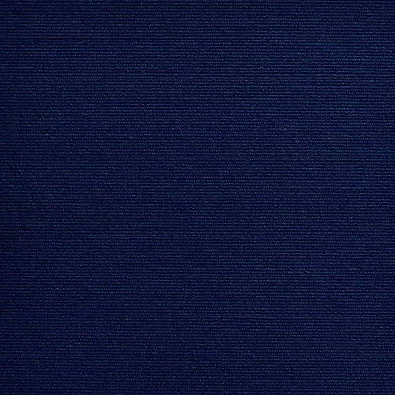 Dunkelblaue Stofftextur einer DIY-Katzenkratzmatte.