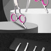 Set professioneller Edelstahl-Grooming-Schere und -Kämme auf grauem Hintergrund