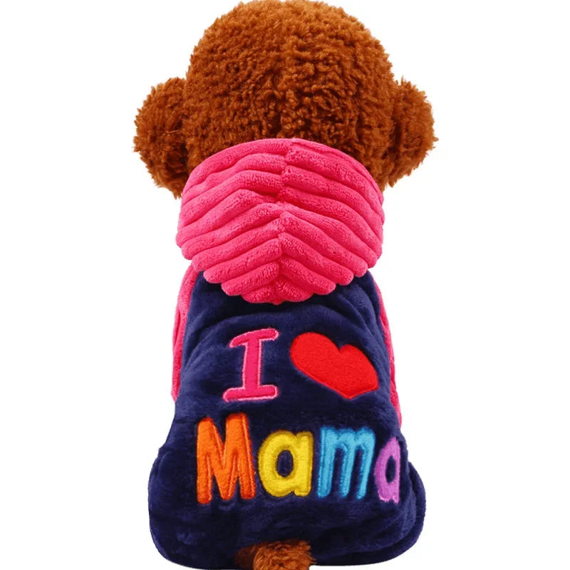 Un costume de chien brun et duveteux avec un corps en feutre rose et bleu affichant le texte I Love Mama