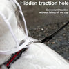 Un impermeable de cuello transparente para perro con un orificio de tracción oculto, mostrado en un perro blanco.